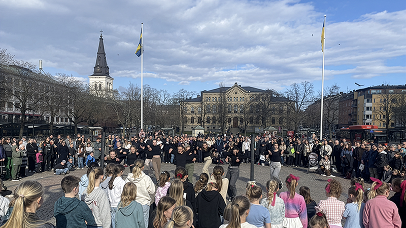 Mycket människor på ett torg