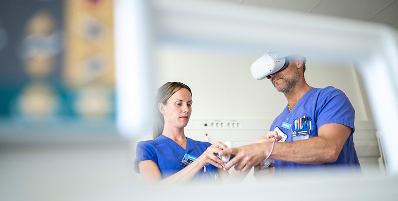 Kvinna rättar till digital hälsoupplevelse för man.