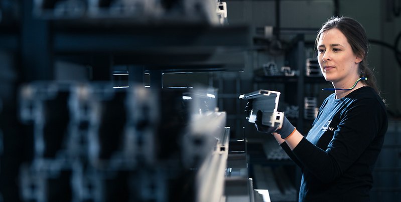 Kvinna i industrimiljö.