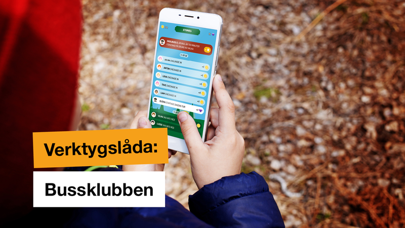 Barn tittar på sin mobiltelefon där skärmbild från appen Bussklubben syns.